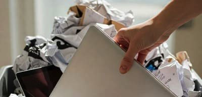 Laptop aus Papierkorb